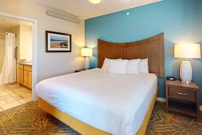 Image de Spacious & fully equipped 2 bedroom condo- Prime Seaside beach location