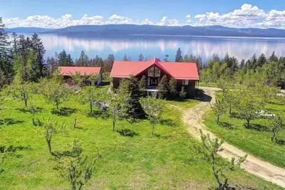 Image de New! Flathead Lake Views | Cherry Orchard | Walk to Lake | Two Living Spaces