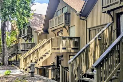 Image de Stylish & Modern 2 Br Condo with Fairway Views of Golf Course, close to Clemson