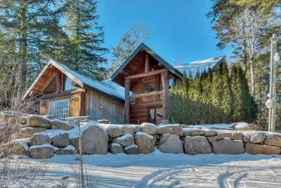Image de \tLake & Hot Tub Getaway ｜Pet-Friendly Log Cabin | Near Ski | 1 hr Montreal