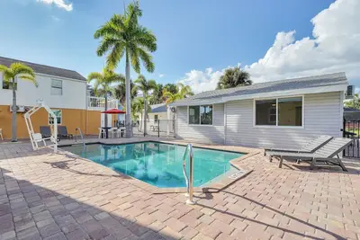 Image de Pink Palm*Steps to Beach*Pool & Sofa Bed- Walk to Times Square, Fort Myers Beach