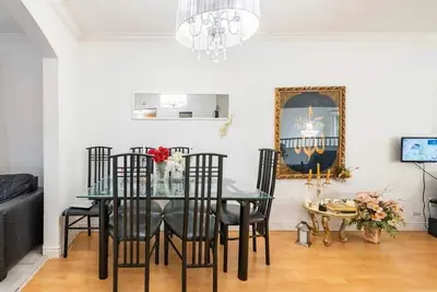 Image de Surrey Central Hub: Big room, clean bath, huge kitchen, right at the Skytrain!