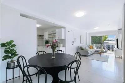 Image de Spacious 3-bedroom Coorparoo apartment