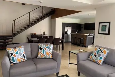 Image de Exquisite 3-Br Condo in the heart  of everything!