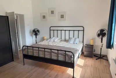 Image de Large house fully equipped at the border of a lake with view over the water