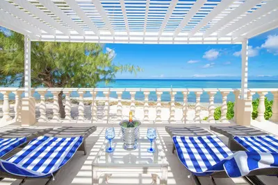 Image de Maravilla: North Side Family Beach House w/Backyard Snorkeling, Ocean Pergola, Pool-Ping Pong Table