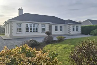 Image de Serene 4-bedroom bungalow in lovely Banagher perfect for relaxing getaway