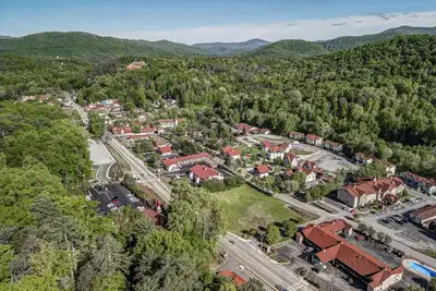 Image de Cozy Escape • Hot Tub • Overlooks Helen Main Street • Sleeps 9