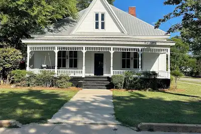 Image de Firefly Trail Steps Away Charming Victorian in the Historic District