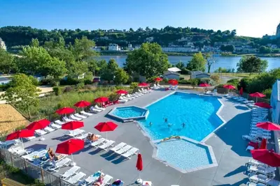 Image de Camping 4 étoiles - Piscine  - ccbcbcg