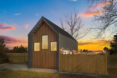 Image de Unique Tiny Home! Lakefront ~ Bbq Grill ~ Couple's Retreat