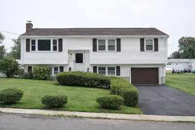 Image de Spacious Raised Ranch Retreat\n#WorldCup2026 only 31 km away 5 Br, 2 Ba