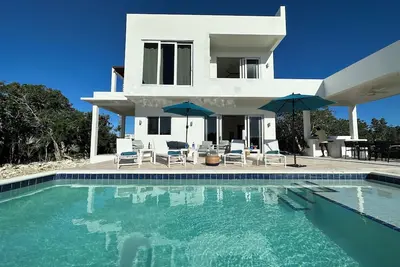 Luxury 3b Ocean View Villa/Pvt Pool, Walk to Beach