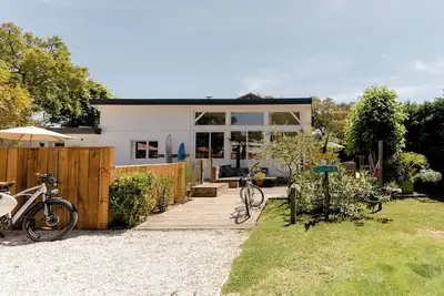 Image de Grande maison cosy au style landifornia, pour 3 à 4 familles, 400 m de la plage