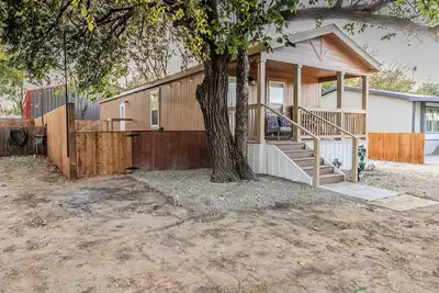 Image de Just Chillin Cozy 2-bedroom house blk from water 6 miles rocker b with hot tub