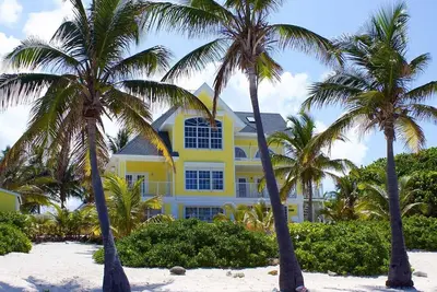 Image de Beach House ~ Beachfront Retreat with Kayaks, Pool & Hot Tub