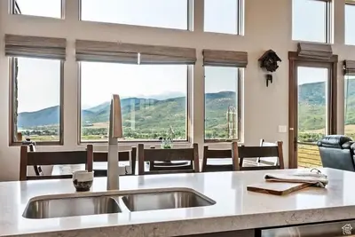 Image de Powder Days + Private Hot Tub Nights: Luxury Mountain Townhome, 2 Master Suites