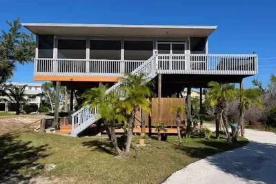 Image de A Cool Change -- Tropical Island Escape with dock and rental golf cart