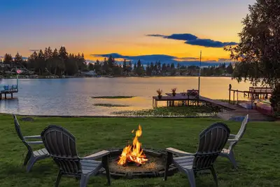 Image de Spacious 4-bedroom house on Lake Burien.