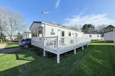 Image de Homely caravan with outside decking at Broadland Sands ref 20380bs