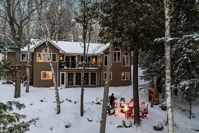Image de New! Winter Lake House - 5 min to Haliburton
