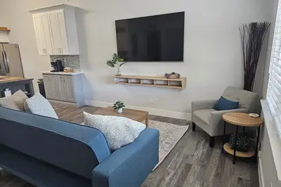 Image de Comfy single level condo close to everything!