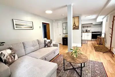 Image de Walk-out Suite Close to Dt | U of G | Ggh Fast Wifi & Parking