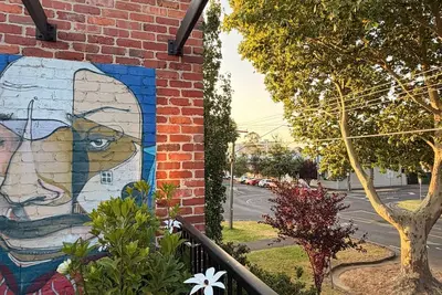 Image de Townhouse with outdoor deck, inner city Melbourne near Mcg and Australian Open