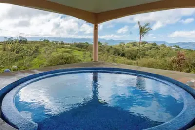 Image de 5 bed / 4 bath villa, with pool & air conditioning. Amazing lake & volcano view.