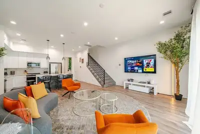 Image de The Mural House ProGym, Chef’s Kitchen, Games