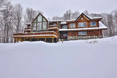 Image de Ski-In/Ski-Out Log Cabin on Great Eastern Trail | Hot Tub, Sauna, Game Room