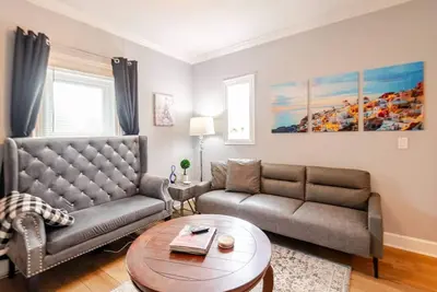 Image de Downtown Hideaway in Cute Village Home. Off Street Parking + Washer & Dryer.