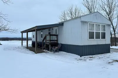 Image de Pleasant 2-bedroom mobile home with Ac /heat in Friedheim 2 Queen beds 1 Bath.