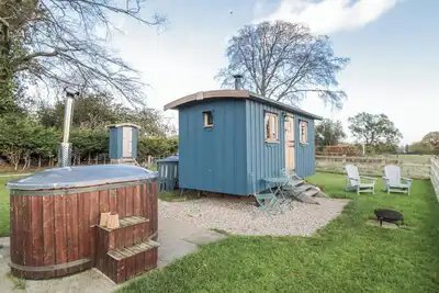 Image de Honeysuckle Hut, Potto Grange Farm, romantic in Hutton Rudby