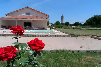Image de Chambre d’hôtes « Côté Campagne » avec vue sur la montagne, piscine partagée et Wi-Fi