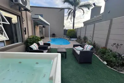 Image de AquaPalms Hideaway - Family Friendly Cottage with Pool & Hot Tub in Cape town