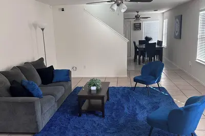 Image de Room for everyone stretch out and relax in this extra spacious 4br 2. 5-bath home