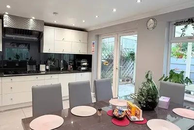 Image de Peaceful, Spacious Home Minutes from Centre