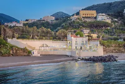 Image de Luxury seaside villa with Vesuvius view and direct beach access