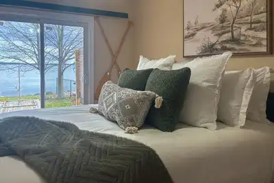 Image de Cozy Lake Simcoe Waterfront Escape for 10