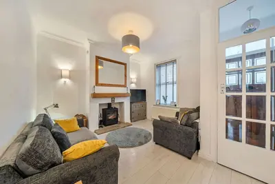 Image de Refurbished coastal cottage with fireplace, close to beach