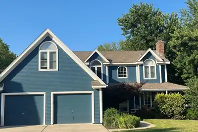 Image de 4-bedroom, sleeps 12 with walking trail and easy highway access.