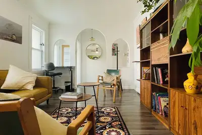 Image de Enjoy the stylish atmosphere of this centrally located 2 bdr accommodation.