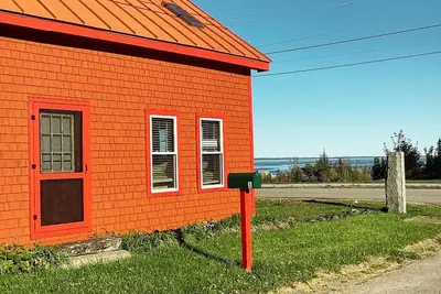 Image de Coastal Rockland Summer Retreat – Waterfront View