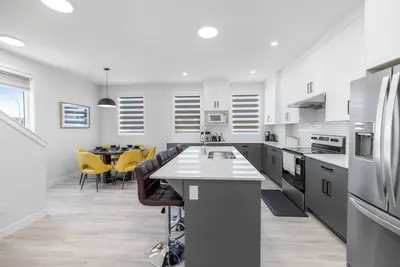 Image de Brand New 2025 Modern Townhome Near Yyc Airport | Garage Parking