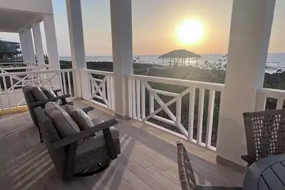 Image de Epic Ocean Views, New Modern Oceanfront, Walk to Everything