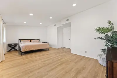 Image de Luxury Living, spacious condo, gated w/ pool, near Sofi, Intuit, +more