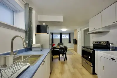 Image de Modern, cozy, 5 min walk to Metro, Place Bell, Free Parking