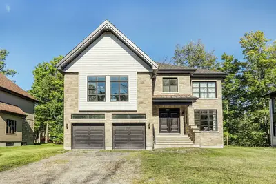 Image de Modern retreat. Immersed in nature close to city