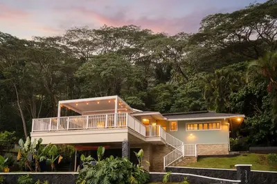 Image de Rainbow Retreat 3bd, Hot Tub, Walk to Waterfalls, close to Waikiki.